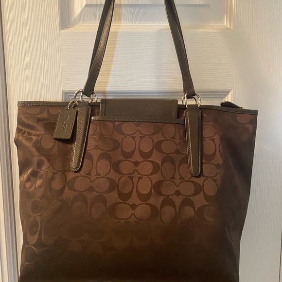 Coach bag brand new with tags. Give as gift or keep for yourself 🎁💃 - Picture 3 of 4